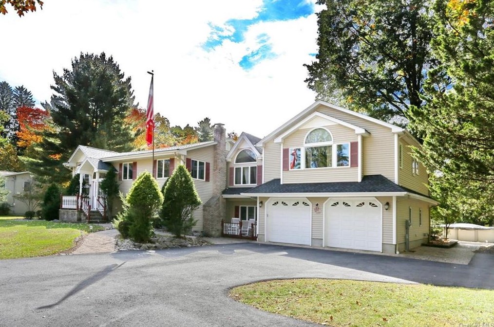 53 Shuart Rd, Chestnut Ridge, NY 10952-4731