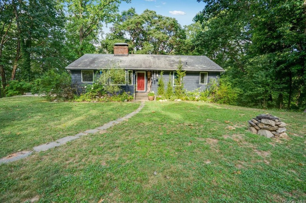 2 Hartsook Ln, Beacon NY  12508-4303 exterior