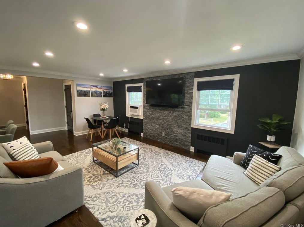 112 Robins Rd, New Rochelle, NY 10801-1025