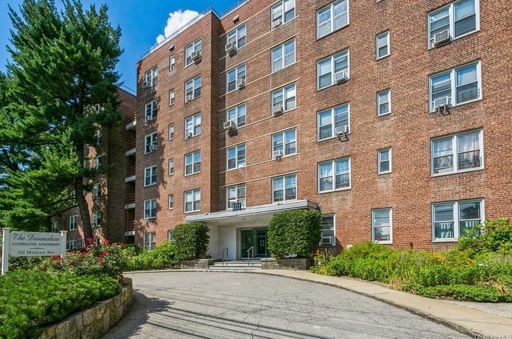 1111 Midland Ave, Yonkers NY  10708-6322 exterior
