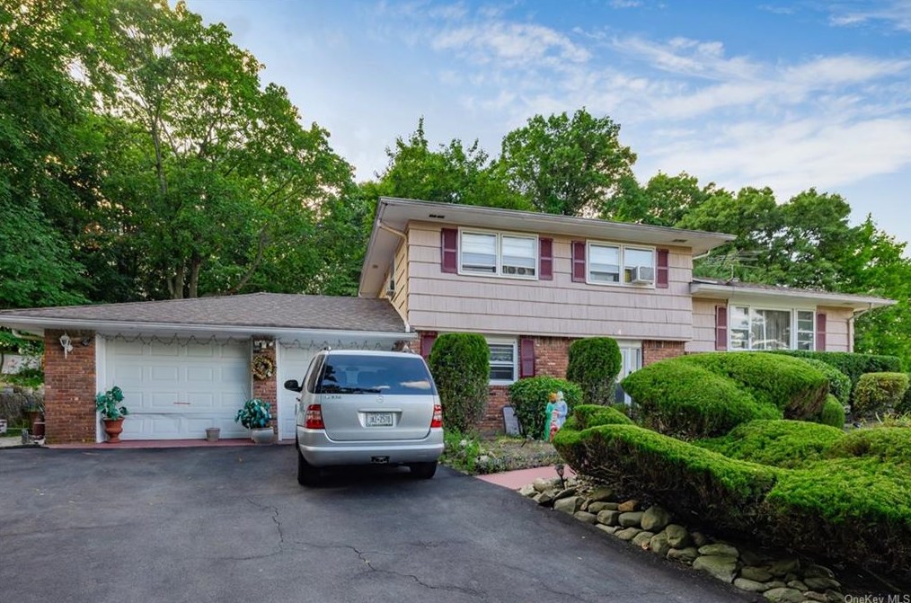 4 Bonnie Ct, Chestnut Ridge, NY 10977-2222