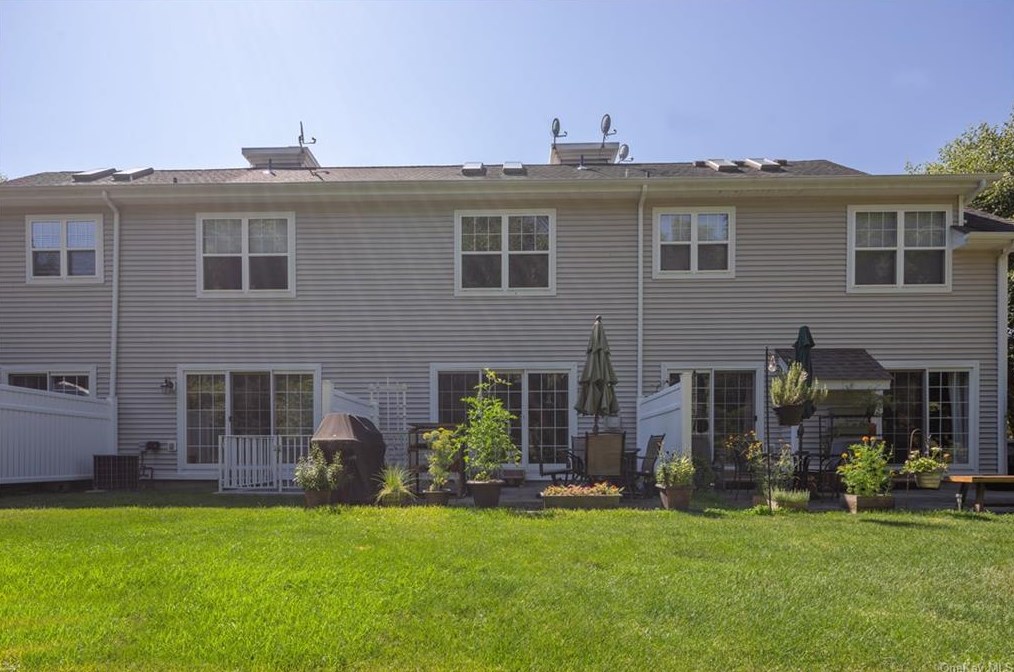 75 Hillcrest Ln, Peekskill, NY 10566-6925