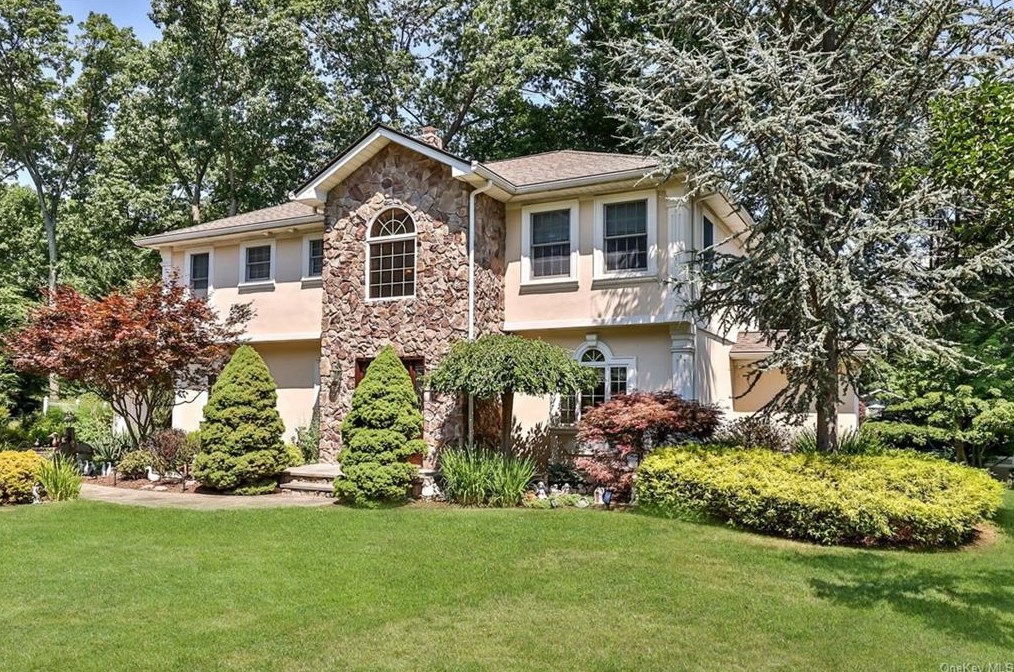 40 Phyllis Dr, Chestnut Ridge, NY 10965-3027