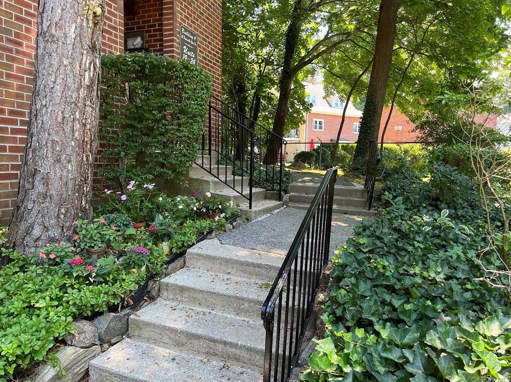 22 Bronxville Glen Dr, Yonkers, NY 10708-6874