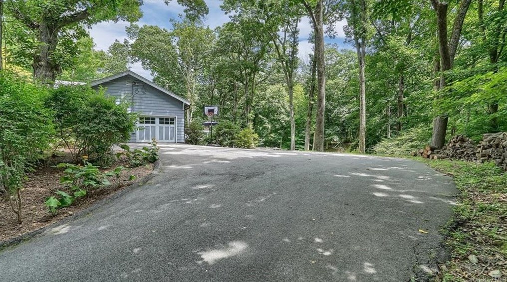 3 Tatomuck Rd E, Scotts Corners, NY 10576