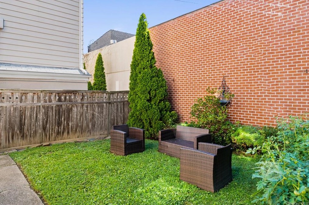 190 Crescent Pl, Yonkers NY 10704-1603 exterior