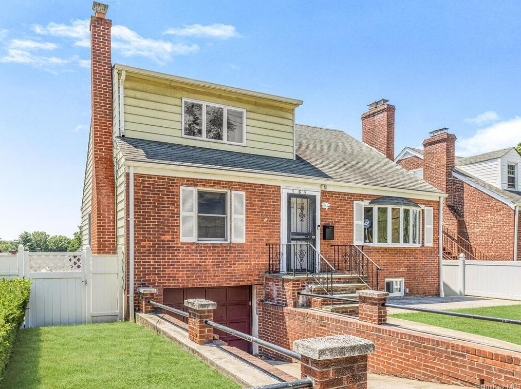 165 Hillview Ave, Yonkers NY 10704-3544 exterior