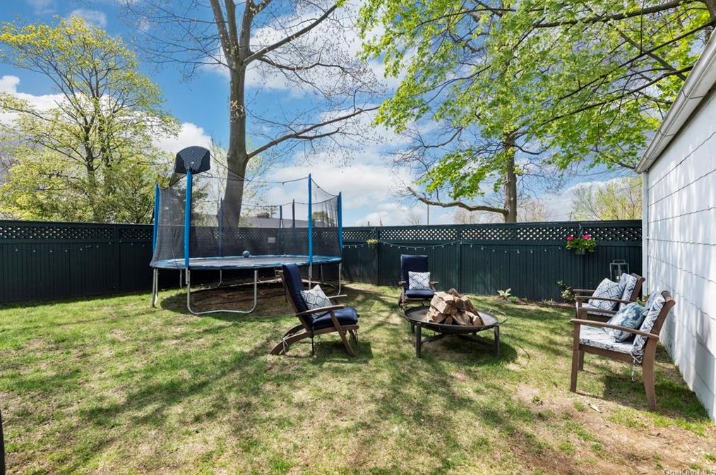 4 Wendover Rd, Yonkers NY 10705-2549 exterior