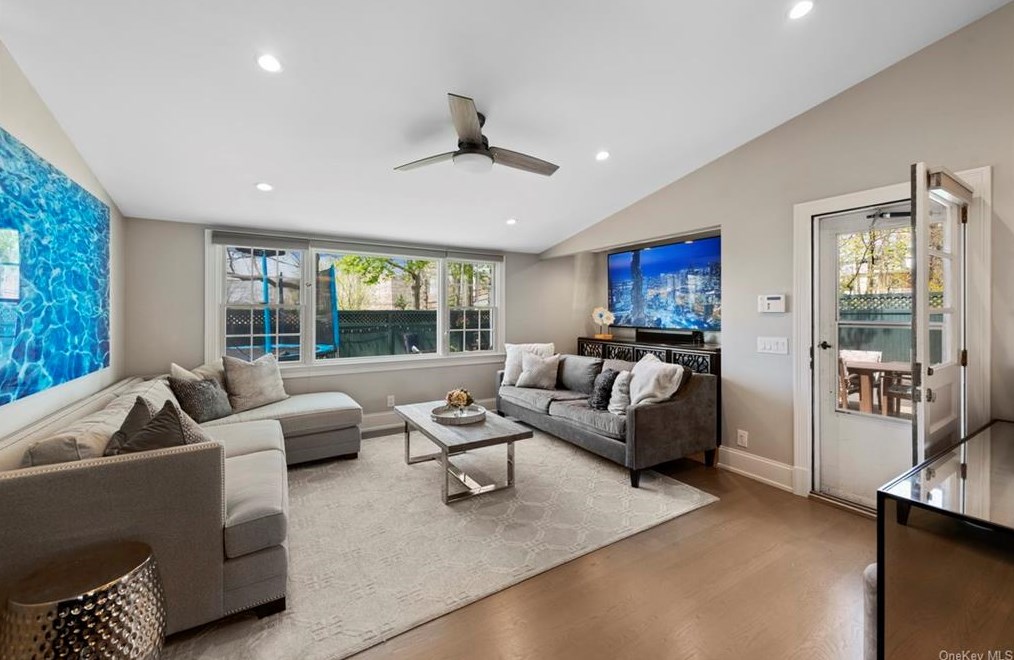 4 Wendover Rd, Yonkers NY 10705-2549 exterior