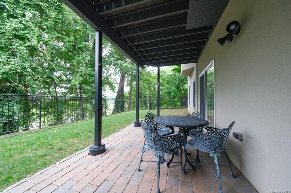 126 Durst Pl, Yonkers NY 10704-1840 exterior