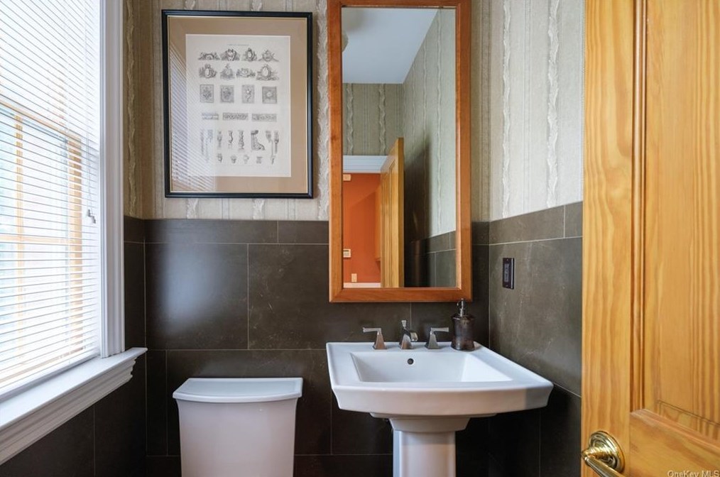 126 Durst Pl, Yonkers NY 10704-1840 exterior