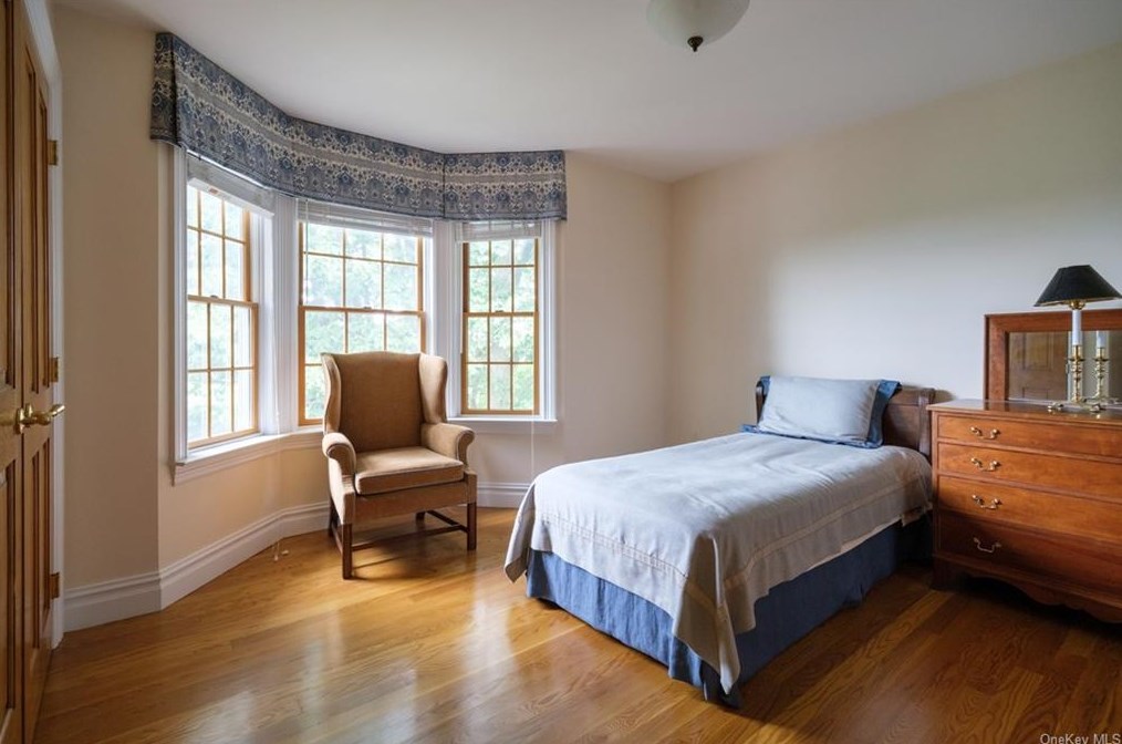 126 Durst Pl, Yonkers NY 10704-1840 exterior