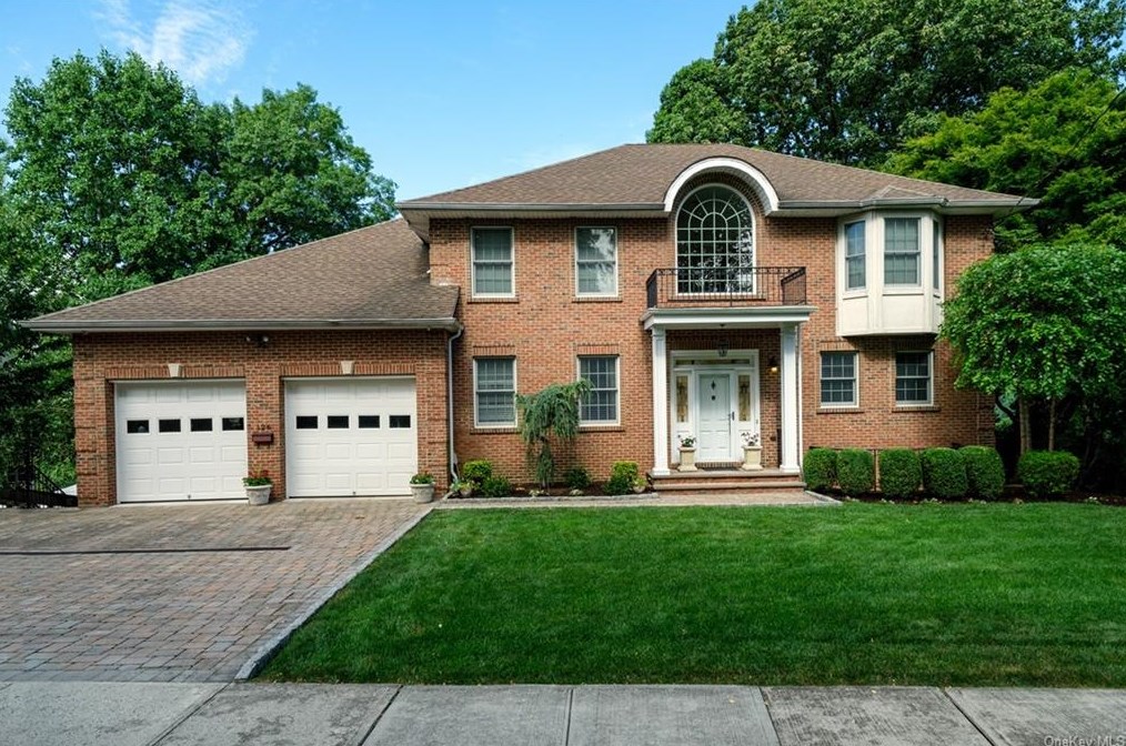 126 Durst Pl, Yonkers, NY 10704-1840