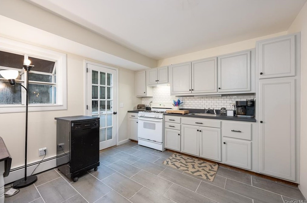 89 Gate Dr, Poughkeepsie NY  12601-5638 exterior