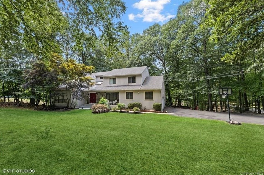 131 Camp Hill Rd, Mount Ivy, NY 10970-2830