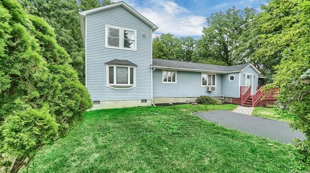 28 Cedar Ct, Newburgh, NY 12550-1102