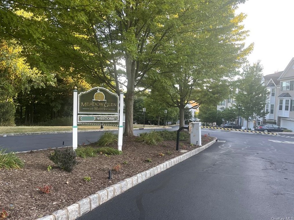 2 Case Ct, Monroe, NY 10950-4942