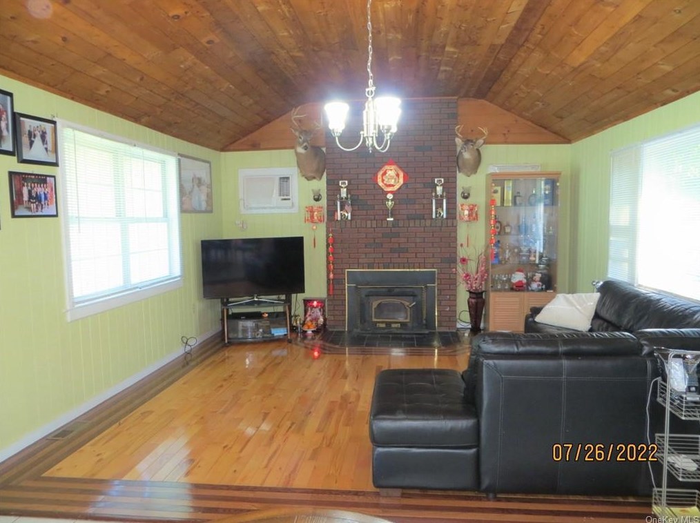 72 Chestnut Ln, Newburgh, NY 12550