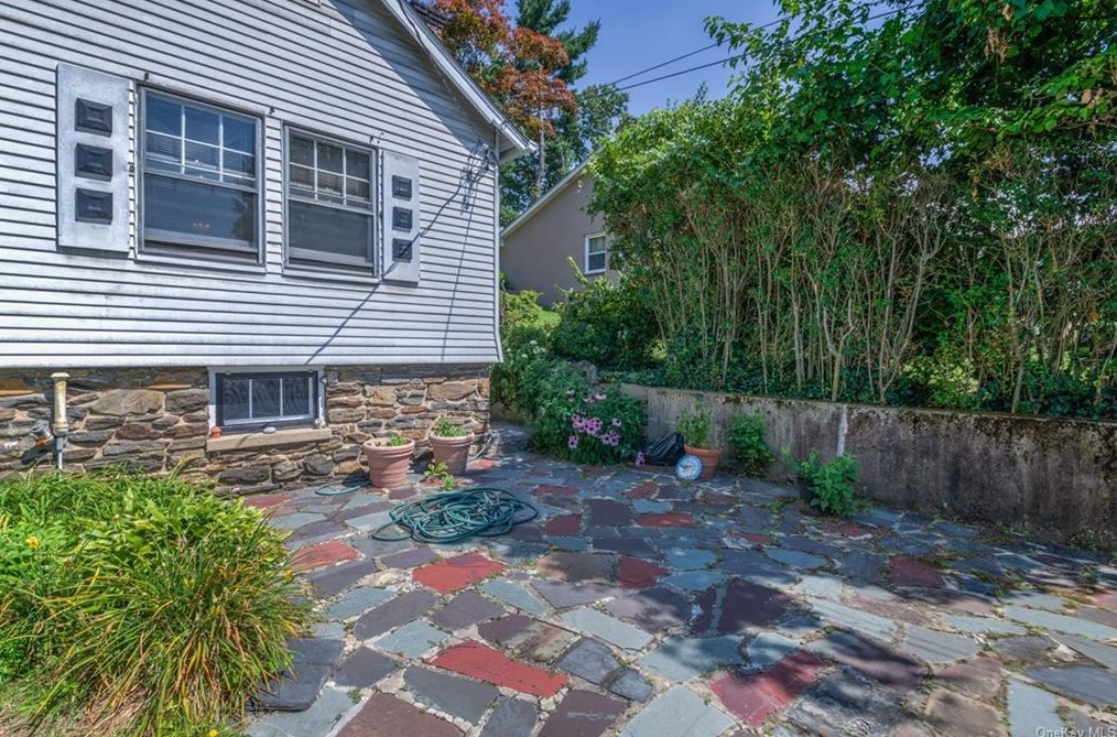 514 Mile Square Rd, Yonkers NY 10704-1936 exterior