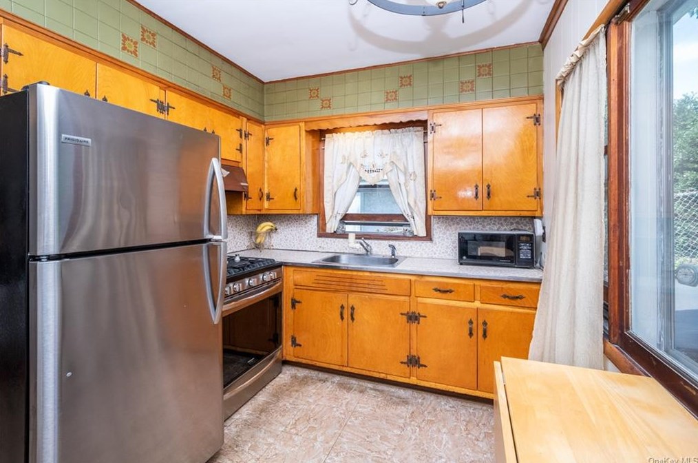 514 Mile Square Rd, Yonkers NY 10704-1936 exterior