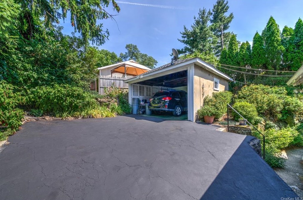 514 Mile Square Rd, Yonkers NY 10704-1936 exterior