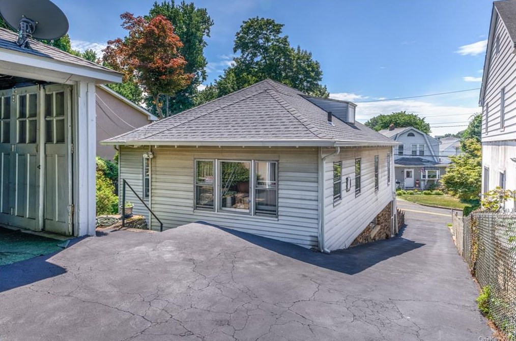 514 Mile Square Rd, Yonkers NY 10704-1936 exterior