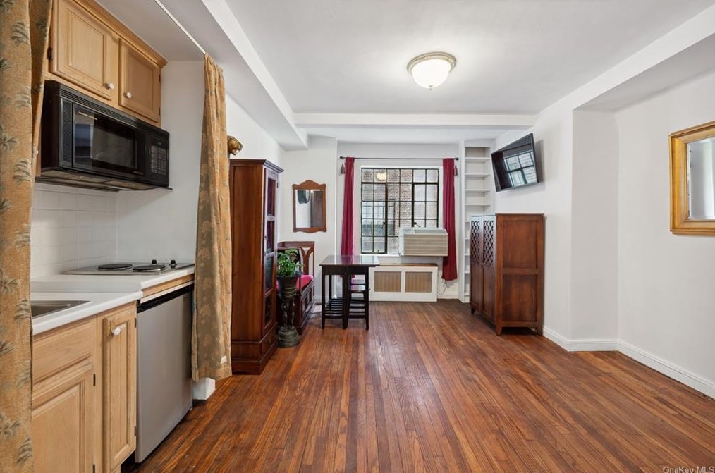 25 Tudor City Pl #1006, New York, NY 10017