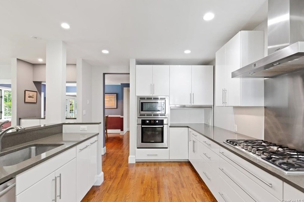 51 Palisade Rd, Rye NY  10580-3828 exterior