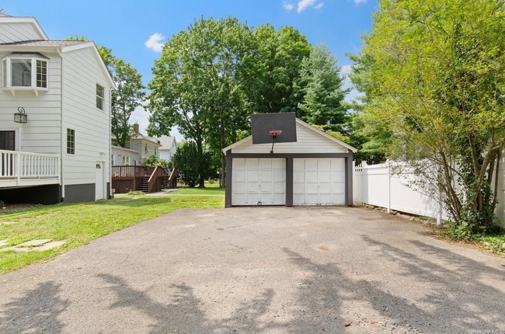 51 Palisade Rd, Rye NY  10580-3828 exterior