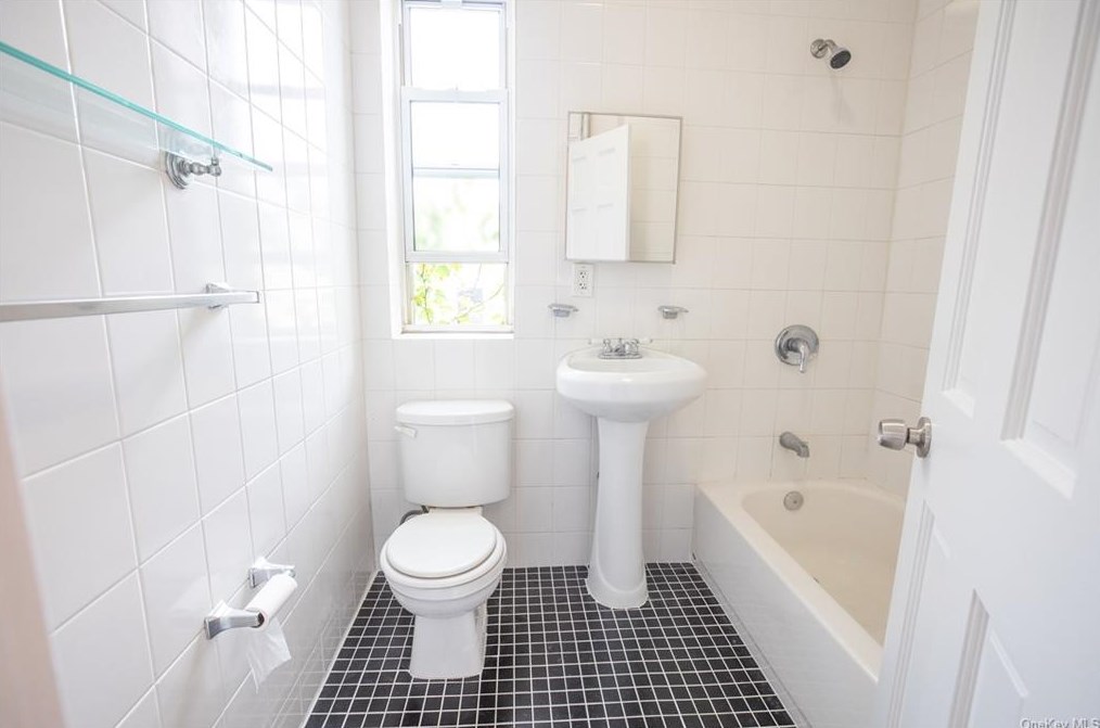 106 E 208th St #4, Bronx, NY 10467