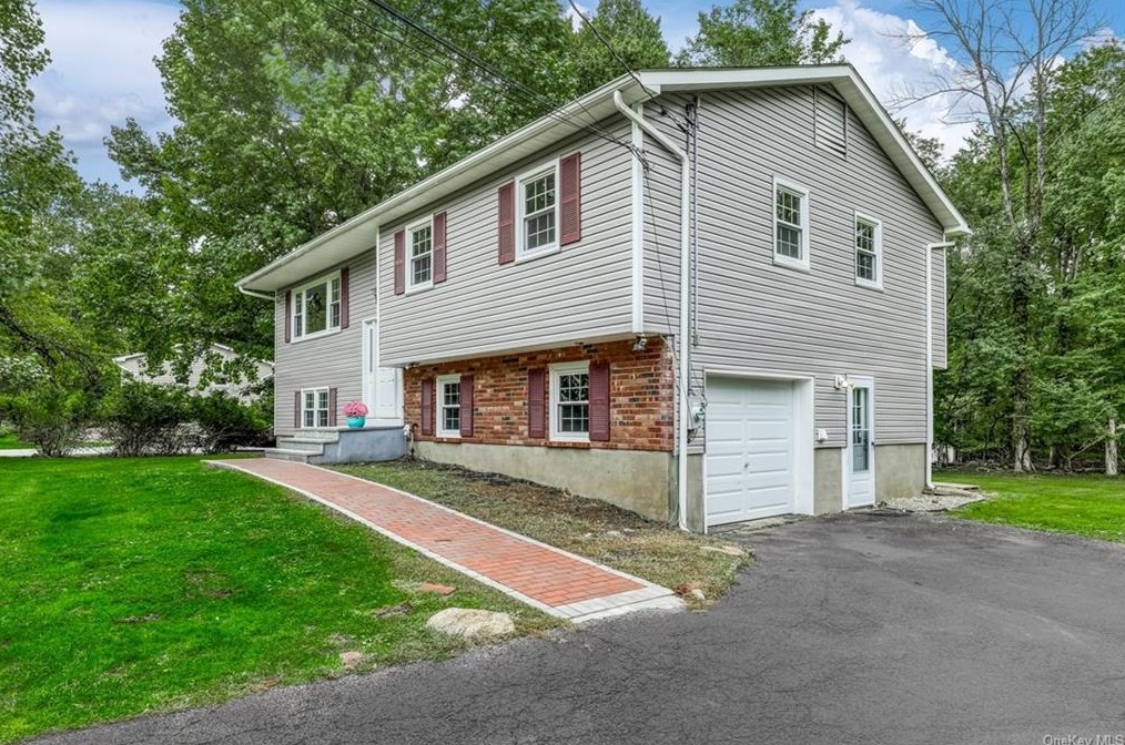 17 Lorna Ln, Chestnut Ridge, NY 10952-7110