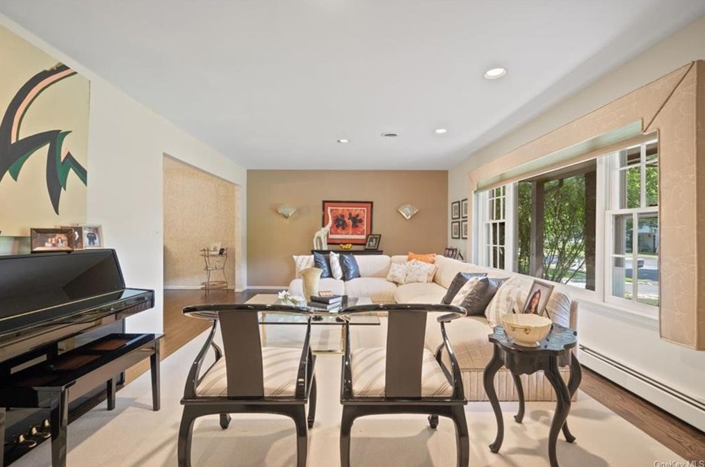 6 Cranford Dr, New City, NY 10956-5407