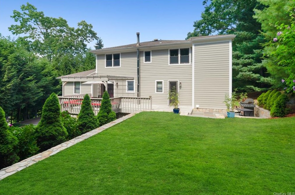 5 Pamela Pl, Millwood, NY 10546
