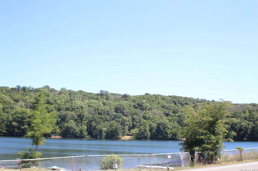 9 Hickory Ln, Monroe NY 10950-1007 exterior