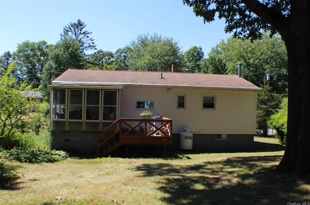 9 Hickory Ln, Monroe, NY 10950-1006