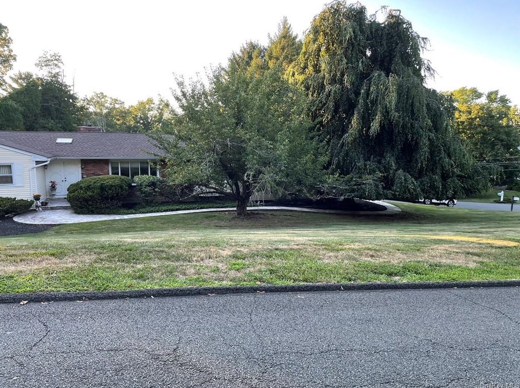 3 Mark Dr, Chestnut Ridge, NY 10977-1008