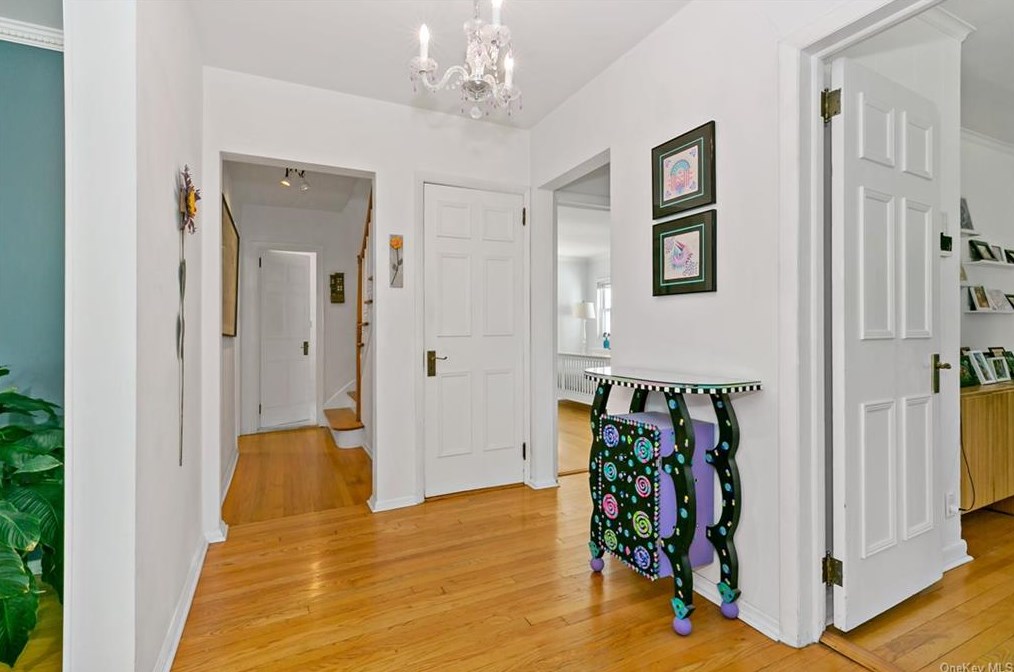 195 Delhi Rd, Scarsdale, NY 10583-1907