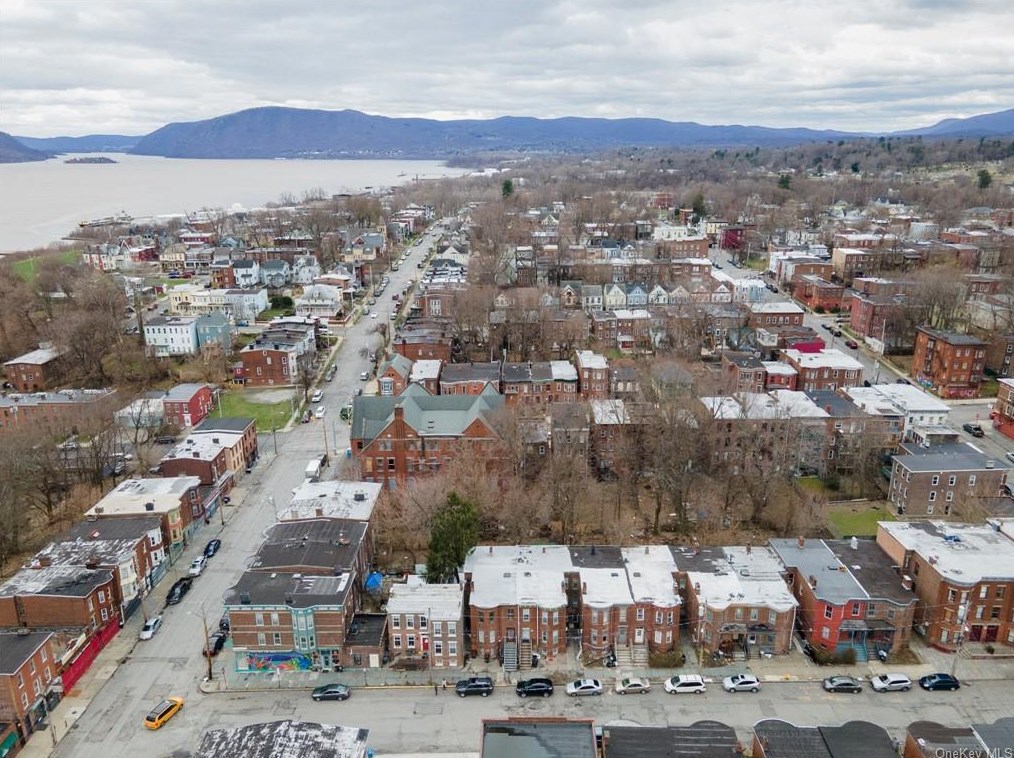 11 Benkard Ave, Newburgh NY  12550-5804 exterior