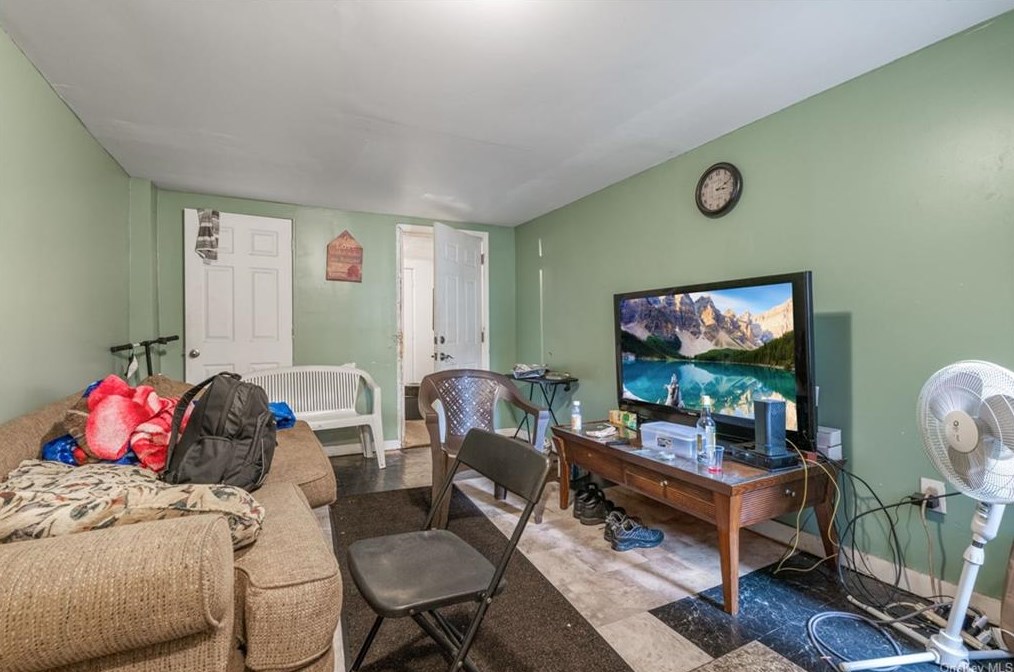 11 Benkard Ave, Newburgh NY  12550-5804 exterior