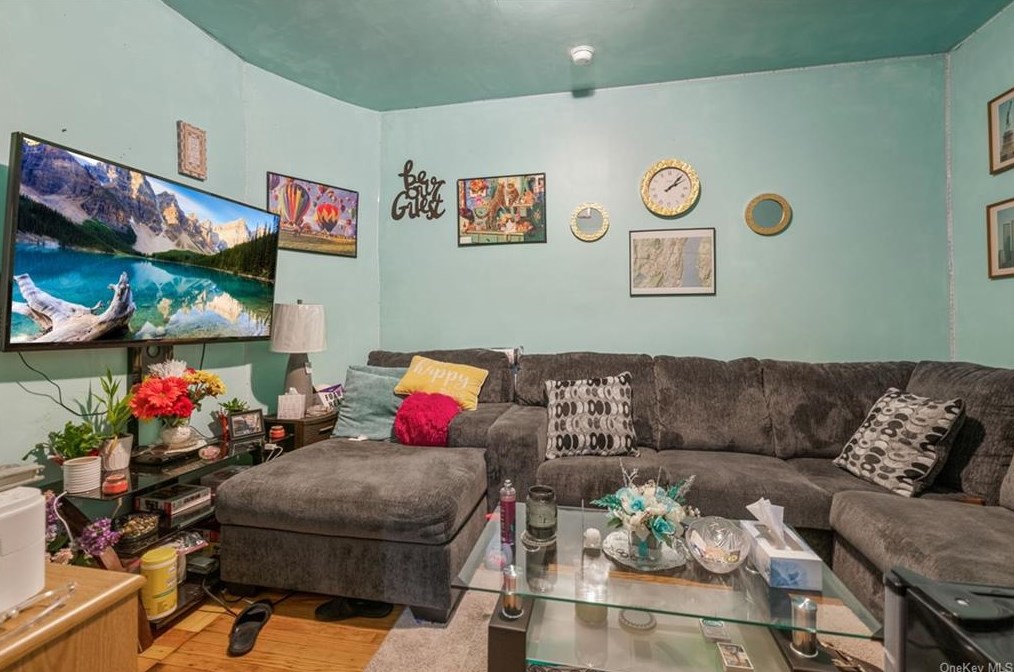 11 Benkard Ave, Newburgh NY  12550-5804 exterior