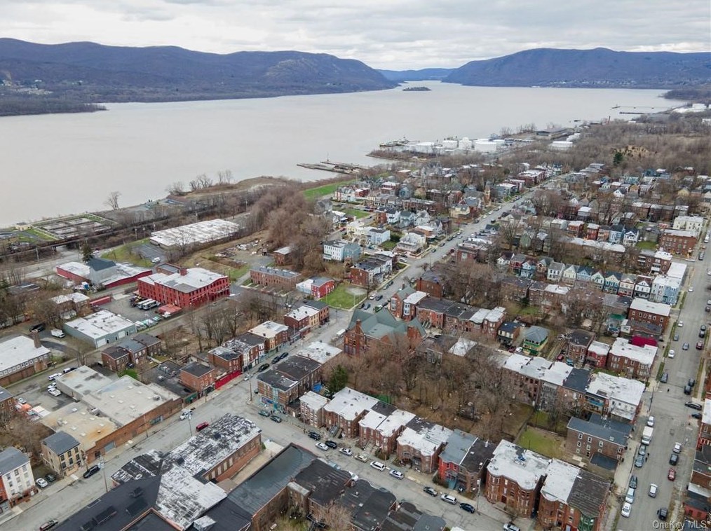 11 Benkard Ave, Newburgh NY  12550-5804 exterior