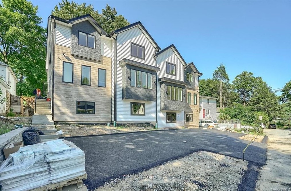11 Hillman Pl, Chestnut Ridge, NY 10977-5601