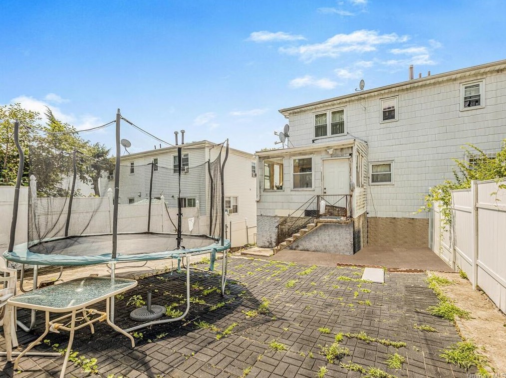 62 Pne St, Yonkers NY 10706-3922 exterior