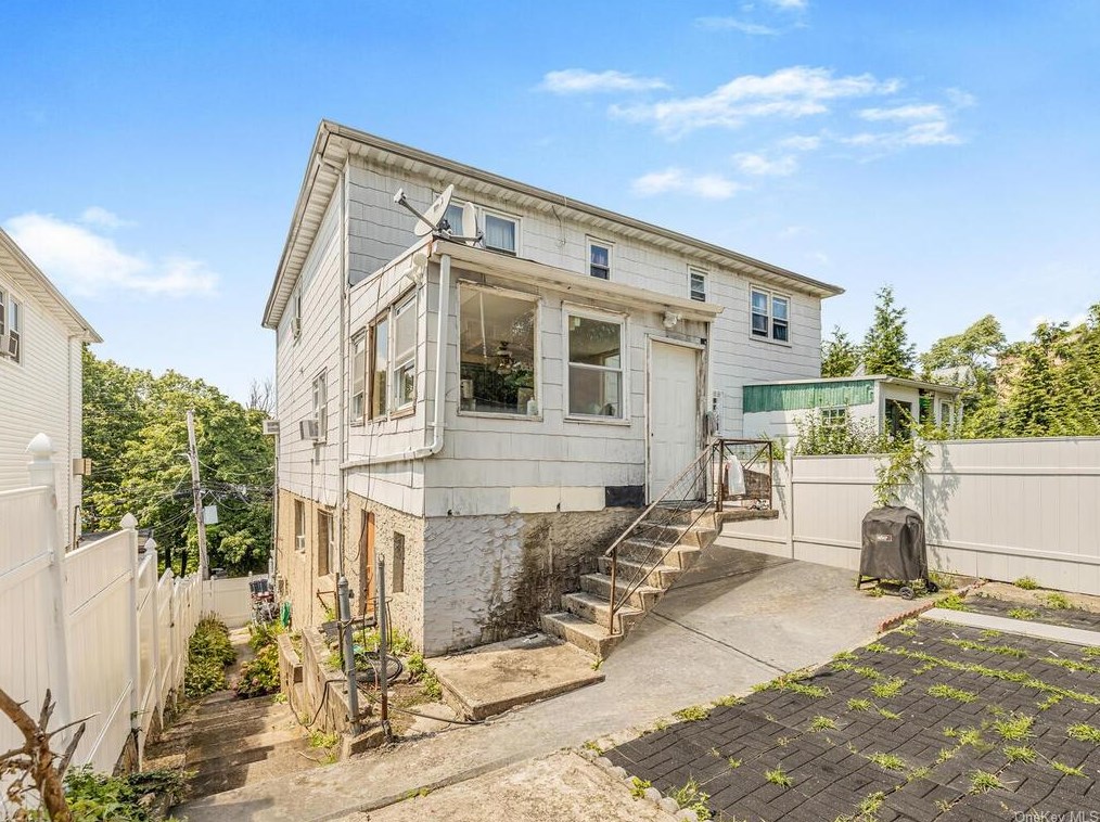 62 Pne St, Yonkers NY 10706-3922 exterior