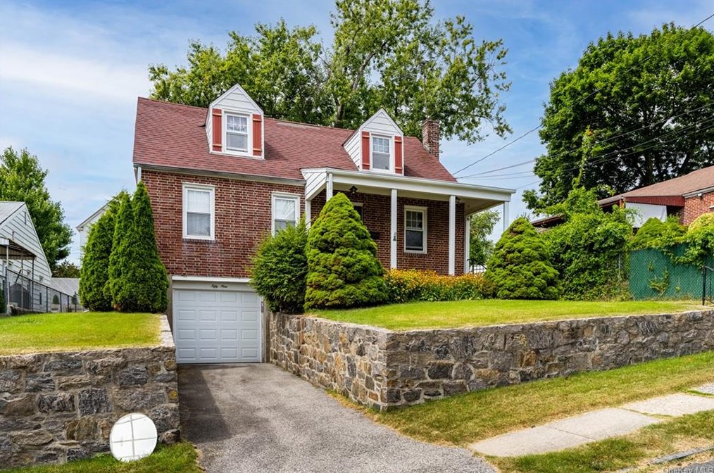 59 Staunton St, Yonkers, NY 10704-1961