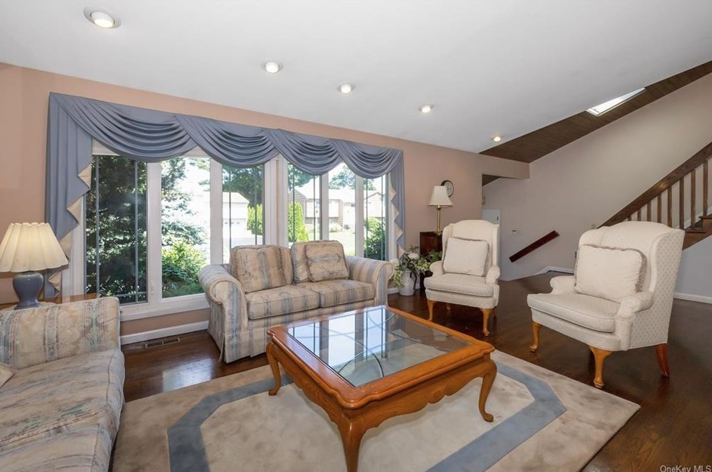 24 Skyview Ln, New Rochelle, NY 10804