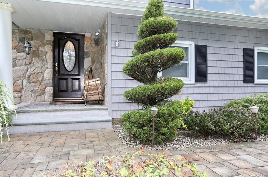 109 Renee Ln, Nanuet, NY 10954-2141