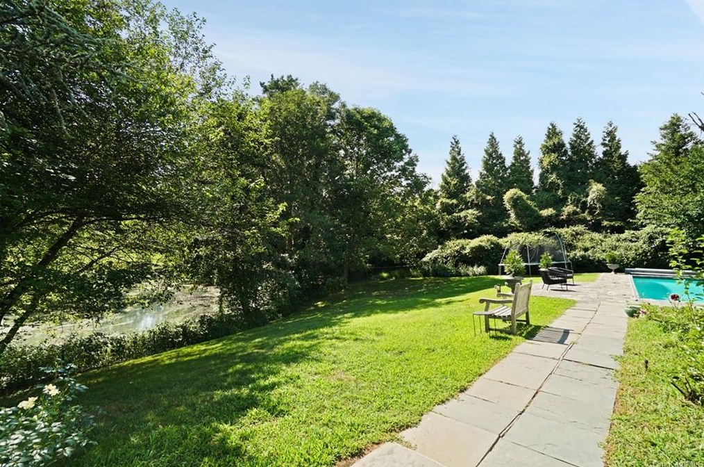 15 Lakeside Dr, Rye NY  10580-1853 exterior