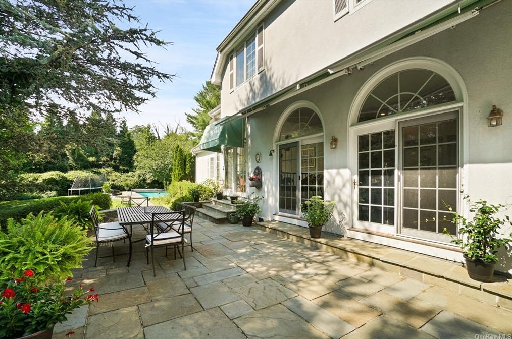 15 Lakeside Dr, Rye NY  10580-1853 exterior