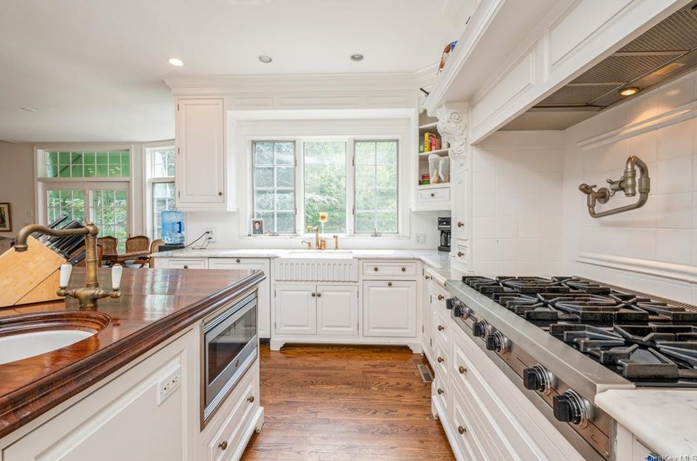 15 Lakeside Dr, Rye NY  10580-1853 exterior